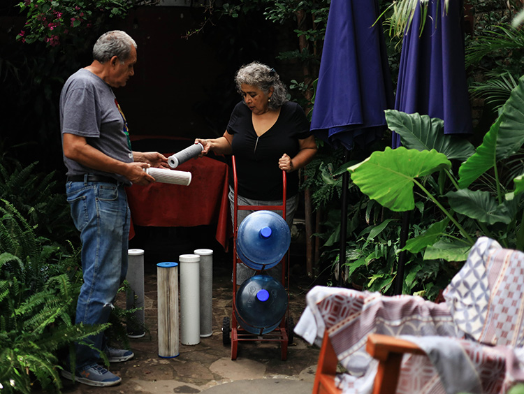 Crisis del agua en la ZMG: Colora, odorísima y sabora